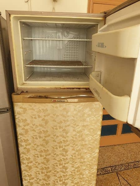 urgent sale dawlance fridge 2