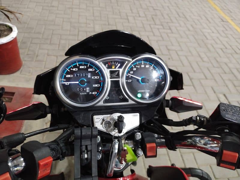 honda cb 150f 2022 model for sale in very good condition 4