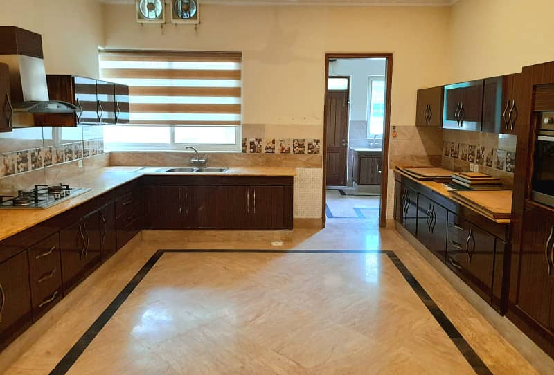 3 Kanal Beautiful House Available For Silent Office & Beautiful Location 13