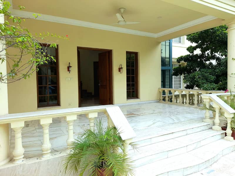 3 Kanal Beautiful House Available For Silent Office & Beautiful Location 24