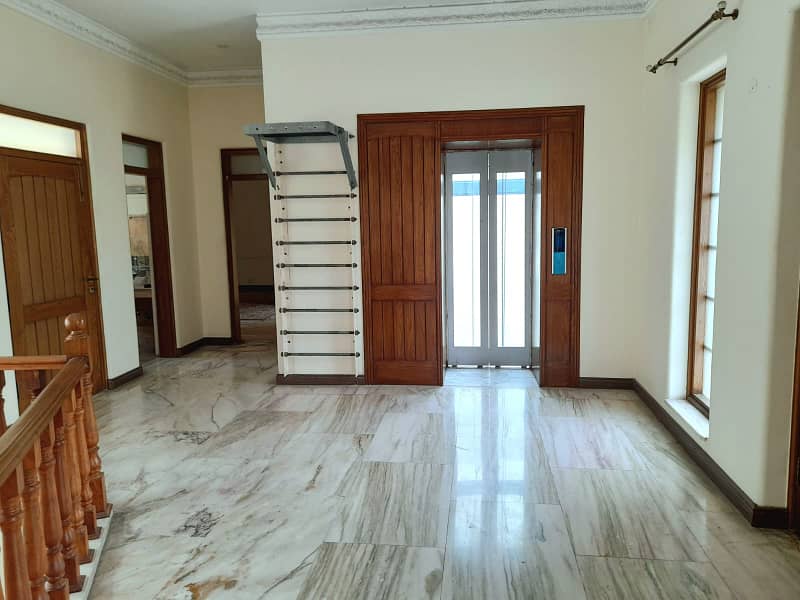 3 Kanal Beautiful House Available For Silent Office & Beautiful Location 29
