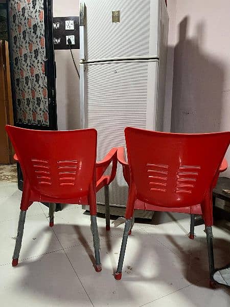 Plastic Chairs (4 pieces) 1