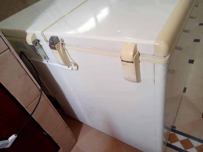 Double door Haier deep freezer with genuine gas and condition. 2