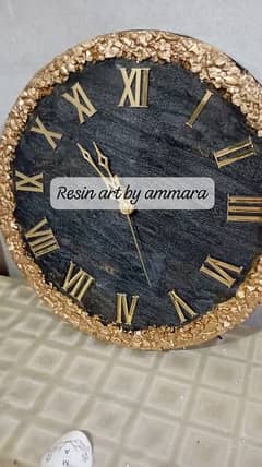 Selling a 14-inch resin wall clock in a golden and black combination