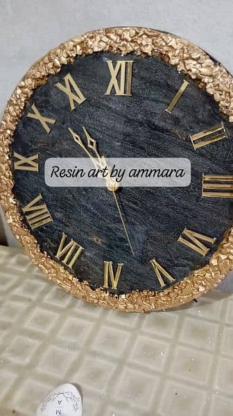 Selling a 14-inch resin wall clock in a golden and black combination 0
