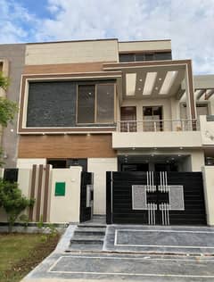5 Marla Beautiful TWO SIDE OPEN FRONT AND BACK PARK HOUSE IS AVAILABLE FOR SALE 0