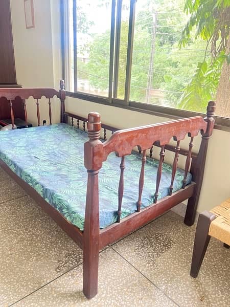 sheesham bed for urgent sale in Lahore 1