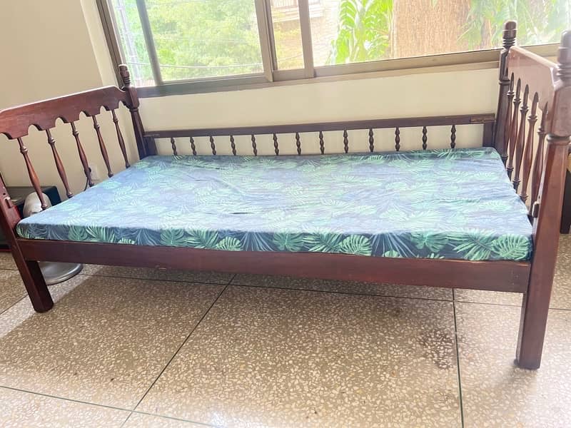 sheesham bed for urgent sale in Lahore 2