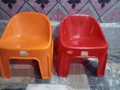 new chair hai bht achi quality hai or 2 chairs Hain ek 800 ki hai