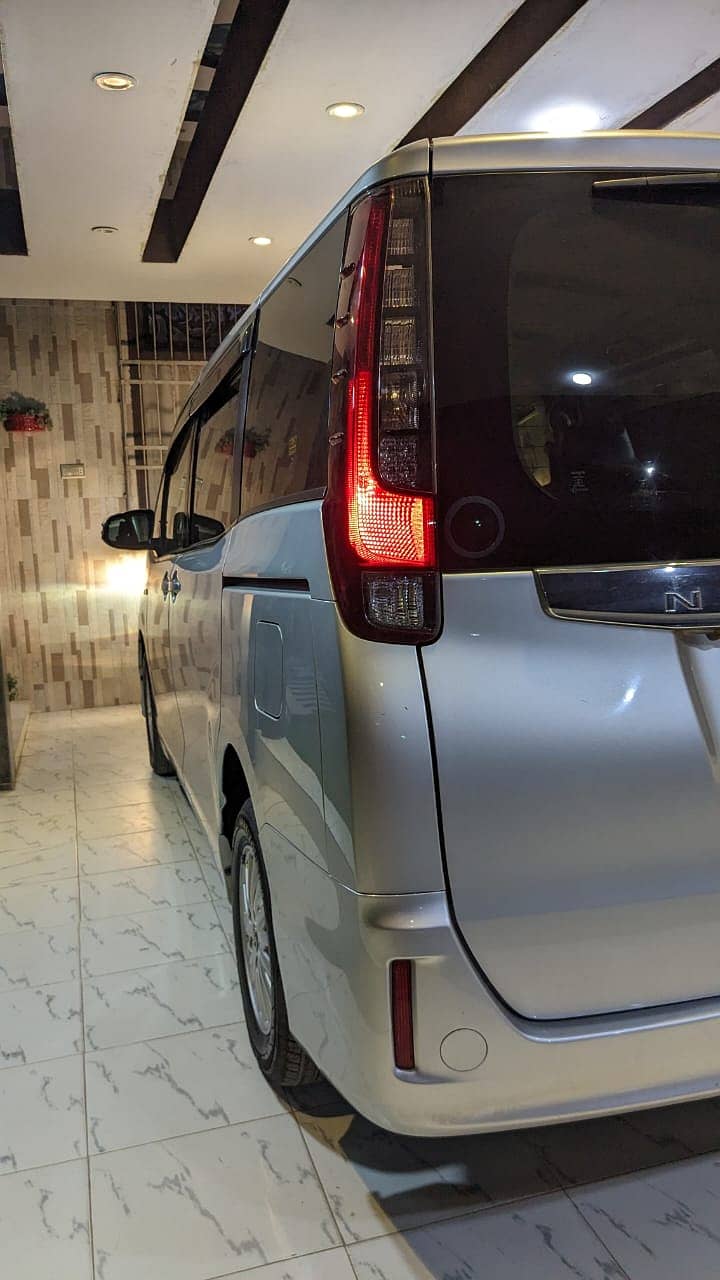 Toyota Noah Hybrid 2014/20 10