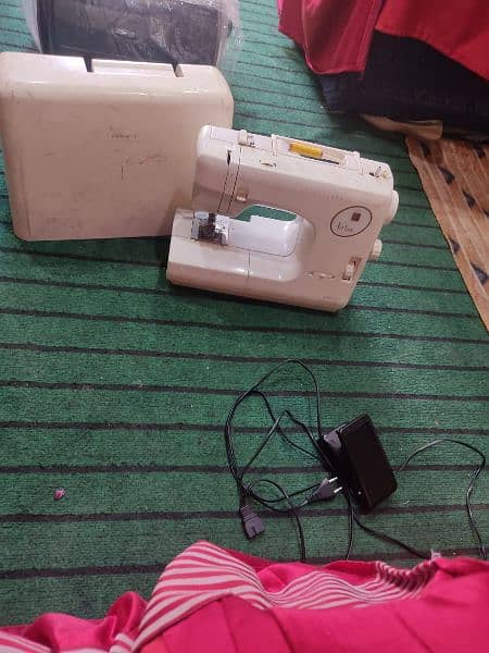 Singer sewing and embroidery machine 3