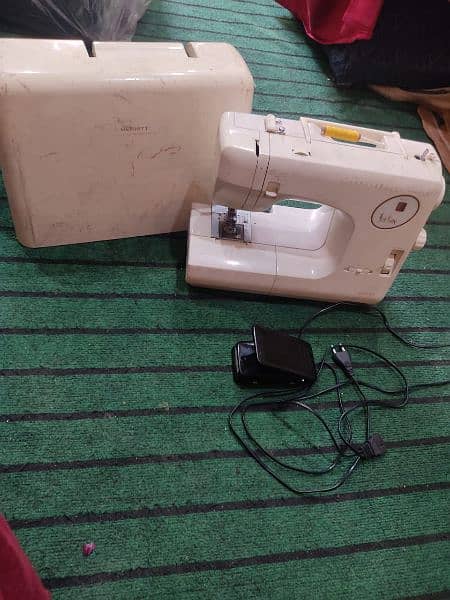 Singer sewing and embroidery machine 4