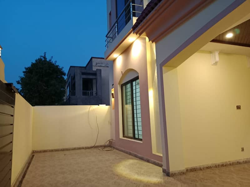 10 Marla House For Sale in Jasmine Block Bahria Town Lahore 5