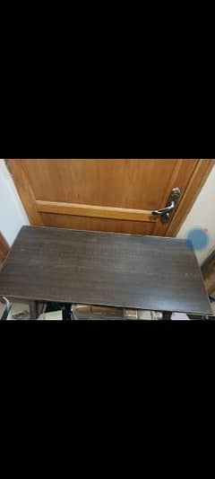 table in excellent condition 0