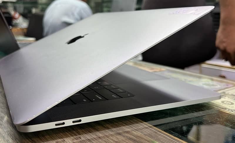 Apple Macbook Pro 2018 intel core i7 16Gb Ram 500Gb Ssd Drive 4Gb Vga 3