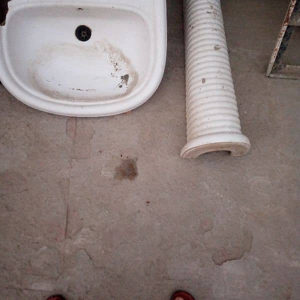 Basin for sell medium size only 600 rupy me 1