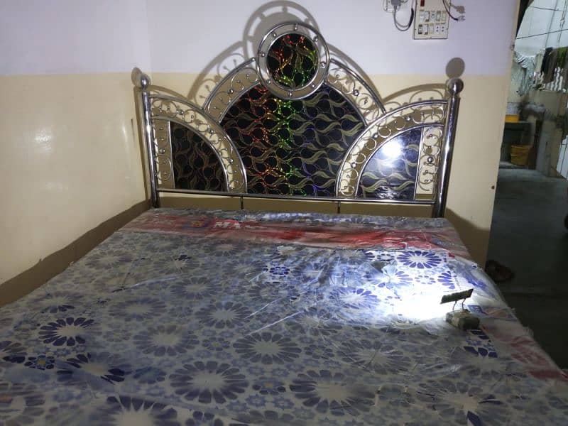 king size Bed 5.5 by 6.5 complete 0