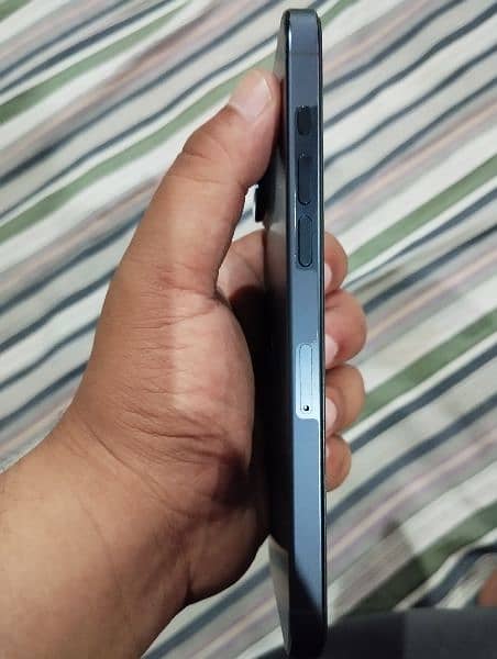 IPHONE 15 PRO MAX BLUE TITANIUM NON PTA , NON ACTIVE 4