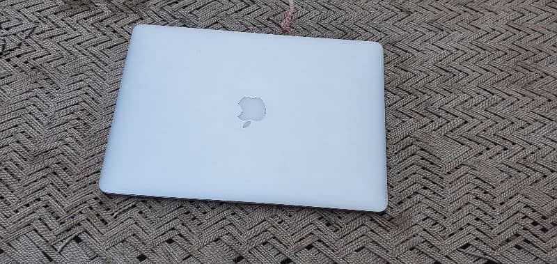 Macbook pro 15 includes,i7, 2015 model year, 16gb 512ssd urgently sell 7