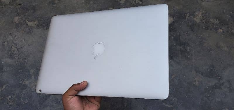 Macbook pro 15 includes,i7, 2015 model year, 16gb 512ssd urgently sell 8