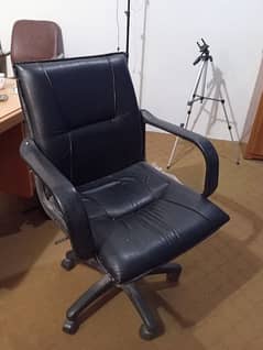 Office Chairs ( 4 Visitor chairs and 1 computer chair ) 8/10 condition