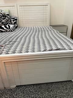 white single bed with side table condition (9/10) (without mattress)