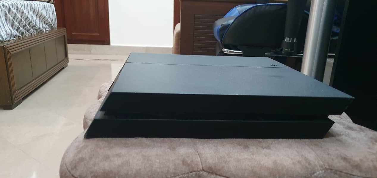 ps4 with ufc 4 ,gta 5 and 2 controllers 2