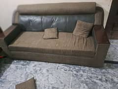sofa set thore se jaga kharab hai or sab ok hai