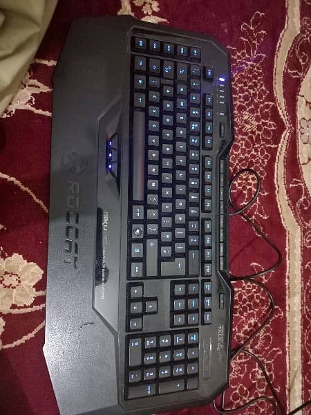 xbox one x with roccat original gaming keyboard 6