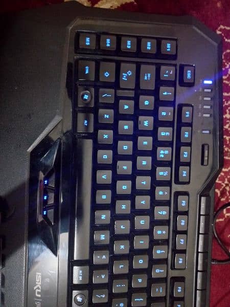 xbox one x with roccat original gaming keyboard 7