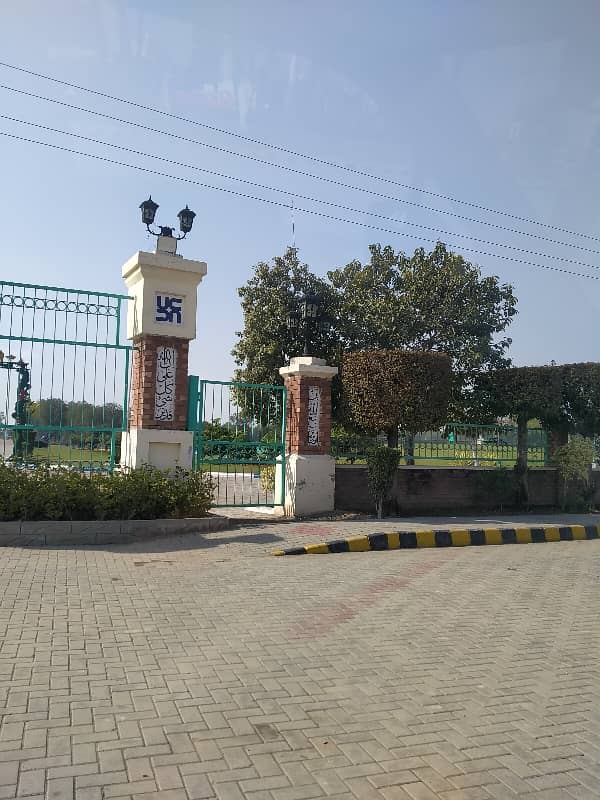 All Dues Paid Non Possession 10 Marla Corner Plot for Sale in F Block, Central Park Lahore 4