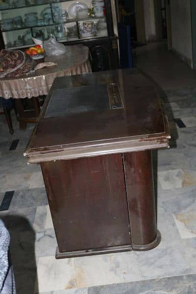 Executive Office Computer Table with Side Drawer for Urgent Sale 4