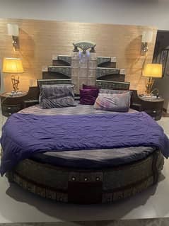 DESINGNER ROUND BED DRESSING AND TV BOARD ROUND MIRROR CHESTER