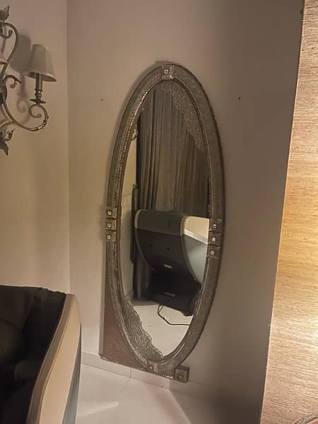 DESINGNER ROUND BED DRESSING AND TV BOARD ROUND MIRROR CHESTER 6