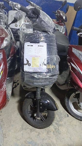 united scooty available contact at [ 03004142432] 16