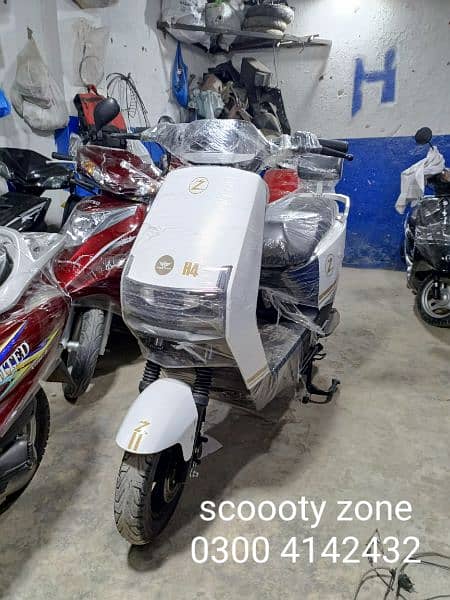 united scooty available contact at [ 03004142432] 18