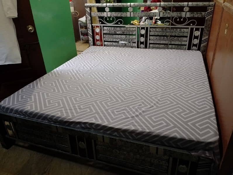 King Bed with Mattress Exlant condition. Urgent sale 4
