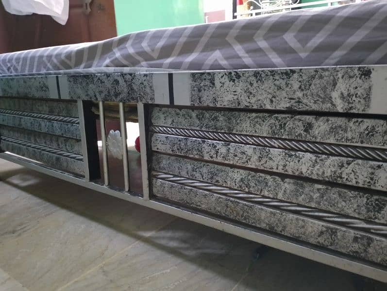King Bed with Mattress Exlant condition. Urgent sale 5