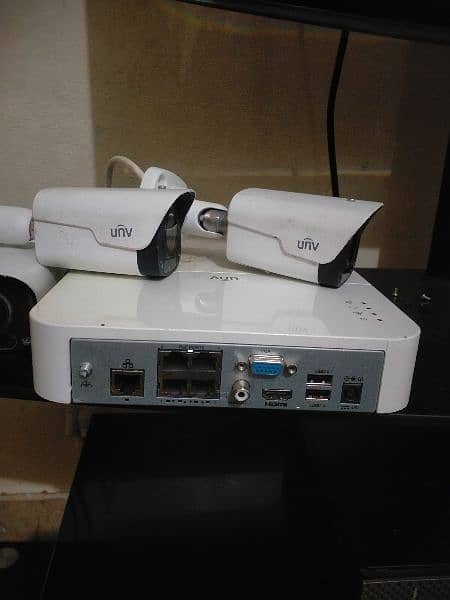 UNV 4ch nvr with 4port poe 4 Ip cameras new condition 1