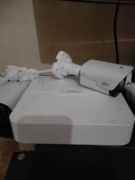 UNV 4ch nvr with 4port poe 4 Ip cameras new condition 2