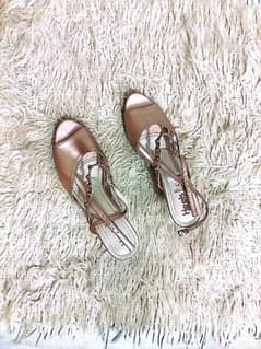 Pink sandals in new condition 0