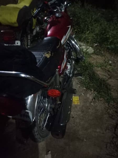 I'm selling Honda 125 Karachi nam 2