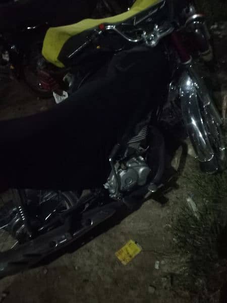 I'm selling Honda 125 Karachi nam 3