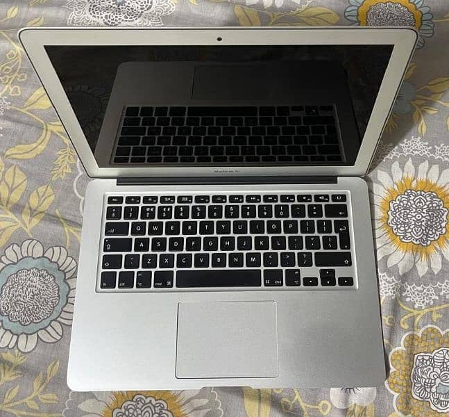 MacBook Air (13-inch, Early 2015) including 45W charger plus Bag 1