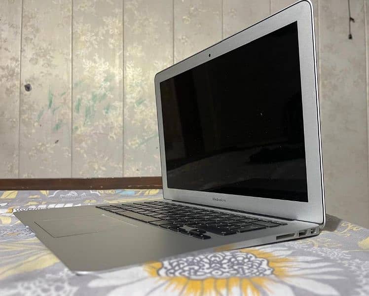 MacBook Air (13-inch, Early 2015) including 45W charger plus Bag 5