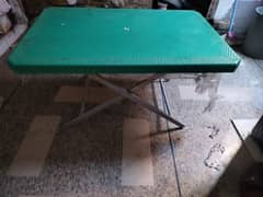 Table folding available in three colors