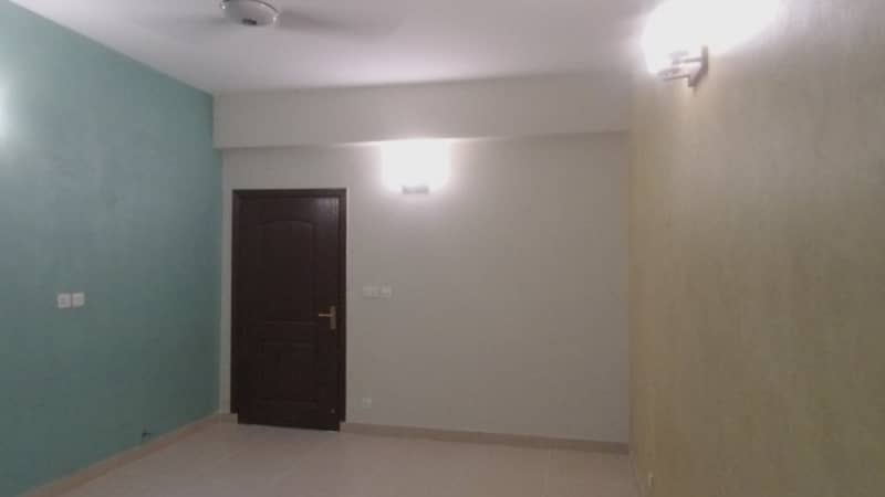 Stunning 10 Marla Flat In Askari 10 Available 4