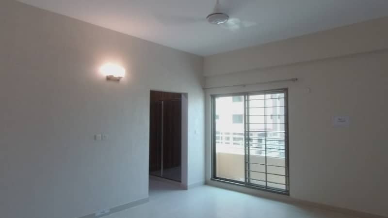 Stunning 10 Marla Flat In Askari 10 Available 6