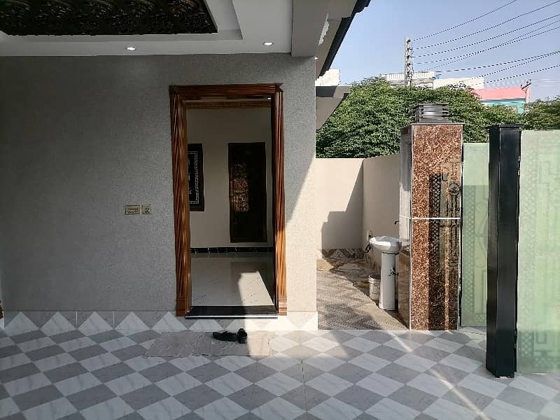 Buy A Centrally Located Prime Location 10 Marla House In LDA Avenue - Block J 4