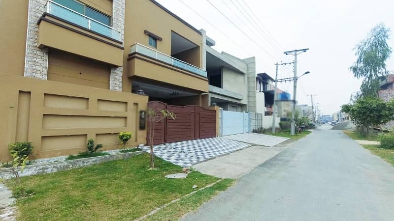 Prime Location House In LDA Avenue - Block J Sized 10 Marla Is Available 2